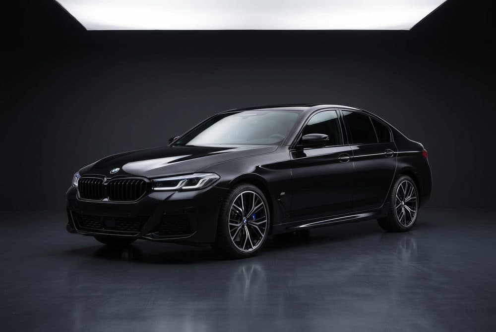 BMW 5 series — чёрный автомобиль