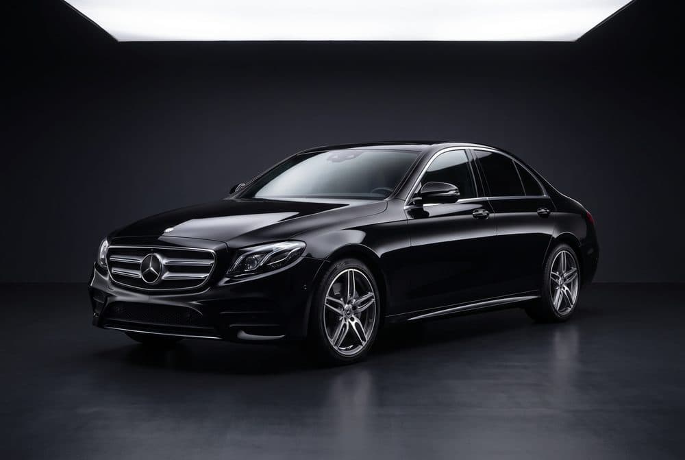 Mercedes E-class — чёрный автомобиль